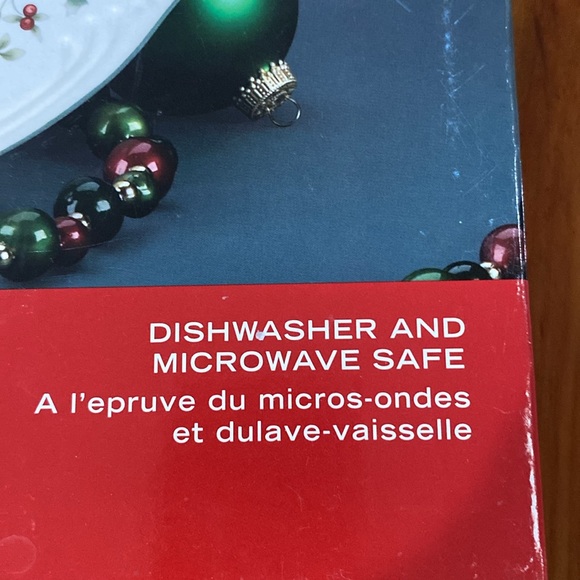 Pfaltzgraff winterberry plate new in box - Picture 7 of 8